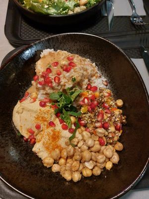 Spicy quinoa & hummus bowl at Vegan Pirates by CloudEatery in Frankfurt