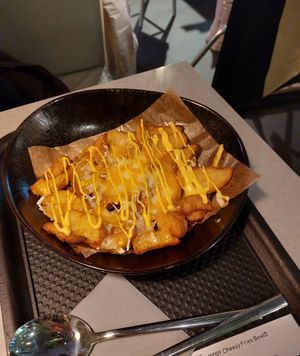 Cheezy fries bowl (am zufriedenstellensten) at Vegan Pirates by CloudEatery in Frankfurt