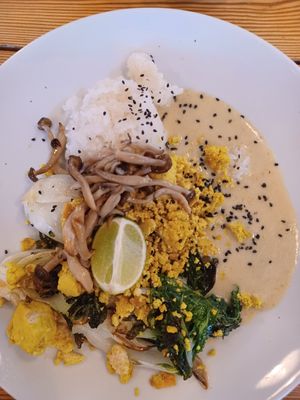 Gebakken mini paksoi met scrambled tofu at De Brandweerkantine in Maastricht