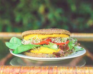 Sandwich con pan de lentejas, mayonesa de zanahoria, tomate, brotes y verdes at Ser Vegano in Punta Del Este