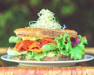 Sandwich de pan de quinoa con hummus, verduras grilladas, pesto y verdes orgánicos. at Ser Vegano in Punta Del Este