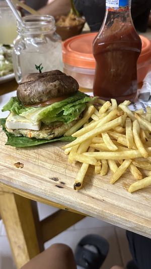 Hamburguesa vegana, llena más de lo que parece y es con tofu 10/10  at La Negrita Restaurante in Puerto Penasco