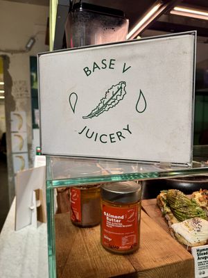 Sign  at Base V Juicery in Milan