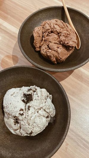 Big scoops of ice creams!! Great for sharing. The ice cream melts almost too fast? Doesn't allow one to savour. at Am I Addicted in Central Singapore