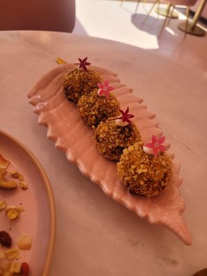 Vegan truffles at M Bakery in Aveiro