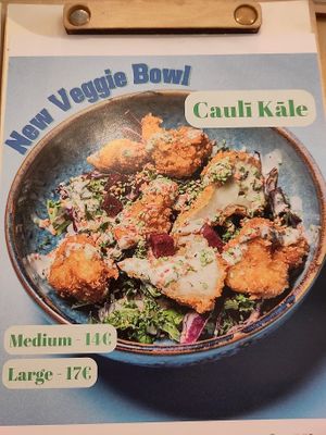 the vague word "veggie" is less scary than the clear word "vegan" at Komo Bowl in Brussels