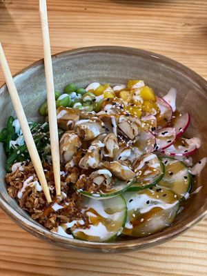 Poké Bowl con tofu en tempura  at TOFU Girona in Girona