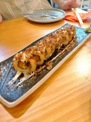 Golden crispy uramakis at TOFU Girona in Girona