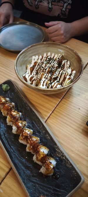 Patatas y sushi con no-salmón at TOFU Girona in Girona