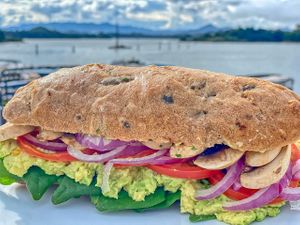 Sandwich con pan de aceitunas y ajo! at Casa de Ciclistas in Guatape