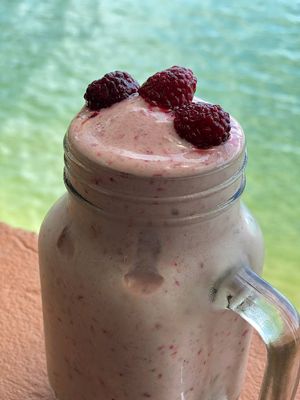 Smothies con opción de leche de almendras at Casa de Ciclistas in Guatape