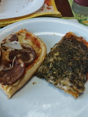 Pizzas: calabresa,  pesto com bufalina at Ovni Vegano in Porto Alegre