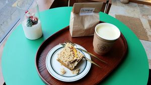 vegan dessert and soy pumpkin latte at Vegan Mama in Seoul