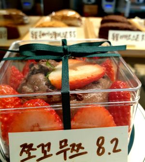 choco strawberry at Vegan Mama in Seoul