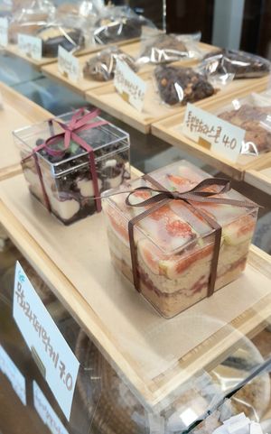 bottle cake (fig) at Vegan Mama in Seoul