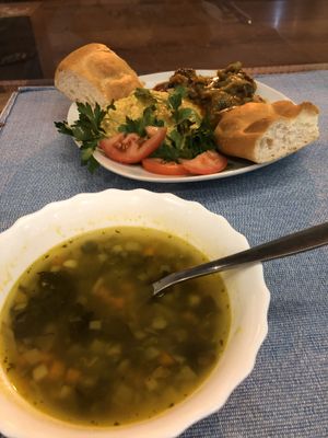 Day menu with Hummus/eggplant/tomato and vegetable soup at Kardamom in Vienna