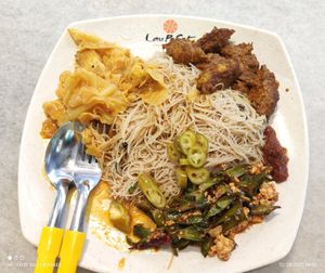 Fried Beehoon with Curry Vegetables, Chicken Rendang and Winged Beans at Uniquely Vegetarian 优素 in Central Singapore
