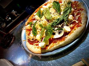 Margarita pizza at Serendipia Encuentro in Salento