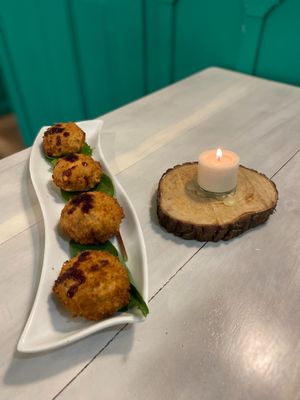 Stuffed mushrooms, stuffed with mozzarella cheese, breaded with tempura and panko, on baby sprouts and seasoned with balsamic reduction at Serendipia Encuentro in Salento