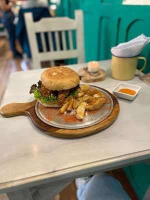 Of the house,
Spiced bread, tomato sauce, organic lettuce, tomato slices, Crunch Orellana,balsamic reduction, caramelized onion,
mozzarella cheese. at Serendipia Encuentro in Salento