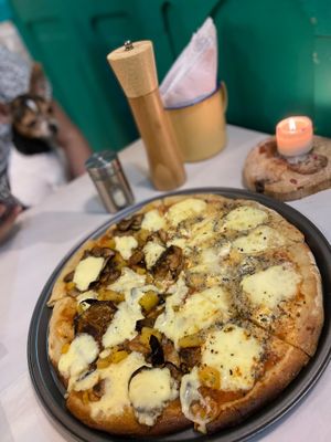 Quattro Formaggi,
For cheese lovers, a mixture of fresh and mature cheeses that contrast with each other; mozzarella, philadelphia, blue and parmesan. at Serendipia Encuentro in Salento