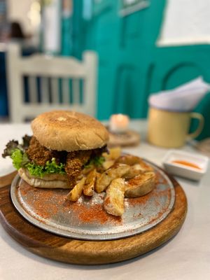 Of the house,
Spiced bread, tomato sauce, organic lettuce, tomato slices, Crunch Orellana, balsamic reduction, caramelized onion, mozzarella cheese at Serendipia Encuentro in Salento