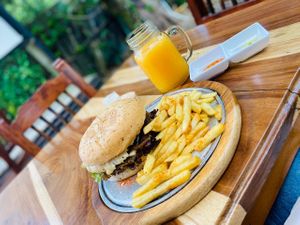 Andina,
Spiced bread, homemade tomato sauce, organic lettuce, tomato slices, lentil and quinoa protein, smoked paprika veganaise, caramelized onion, mozzarella cheese. at Serendipia Encuentro in Salento