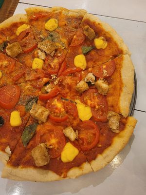 amazing basil tomato pizza at Serendipia Encuentro in Salento