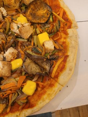 veggie eggplant pizza at Serendipia Encuentro in Salento