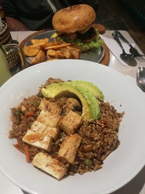 Rice bowl and portobello burger at Serendipia Encuentro in Salento