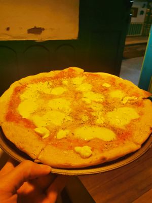 Pizza quatres fromages at Serendipia Encuentro in Salento