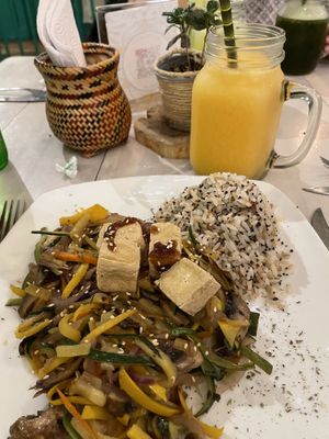 Stir fry and jugo de maracuyá   at Serendipia Encuentro in Salento