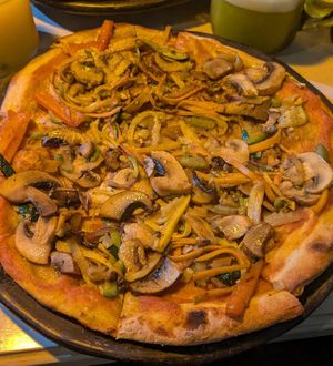 🍕 Pizza Coca Veggie (39.000 COP) at Serendipia Encuentro in Salento