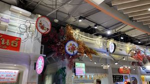 Coming down the escalator you can see Talalaks in the area.  It's in the distance.  at Talalaks  in Bangkok