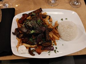 Lomo saltado (tofu, frites et riz) at Resto-Bar LIMA in Quebec