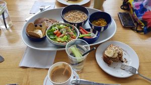 Last years brunch.
>This year = same price but no pancakes, no dips nor tofu 

Brunch de l'année dernière.
>Cette année = même prix mais pas de pancakes, ni dips, ni tofu broui at A Mi Chemins in La Marsa