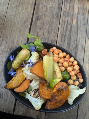 Roasted vegetables and hummus bowl at Espíritu Sano in Mexico City