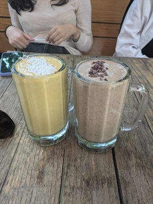 Mango lassi and smoothie with vegan protein powder at Espíritu Sano in Mexico City