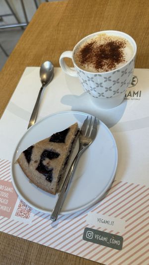 Torta Linsel e cappuccino avena   at Vegami in Como