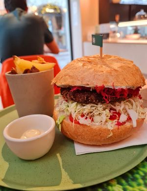 Voltaire burger with chips at Vegami in Como