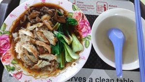 Shredded Chicken Hor Fun (Hor Fun with Beehoon) at He Hua Vegetarian 荷花素食 in Central Singapore