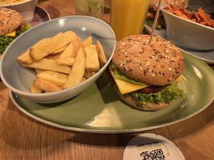 Burger mit Goldfritten Beilage  at Hans im Glück in Erlangen