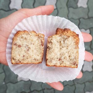 Banana pound cake - close-up at Rinu Bakeshop 리누 in Seoul