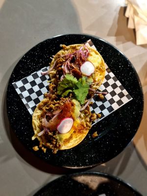Tacos chorizo verde vegano. Jugoso, con sabor y toque picante que no te van a dejar indiferente, de verdad. Hay que comerlos. at Taquería La Lupe Alameda in Sevilla