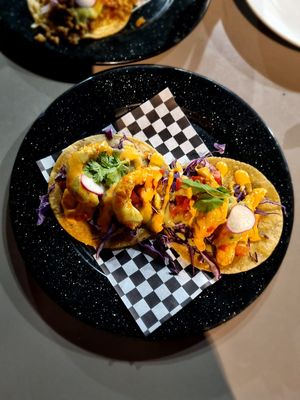 Tacos de langostinos vegano. Muy equilibrados los sabores, muy rico. at Taquería La Lupe Alameda in Sevilla