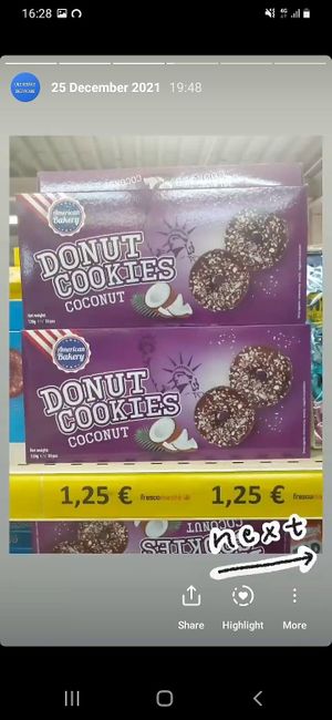 Des biscuits en forme de donuts at Fresco Marché. in Clichy