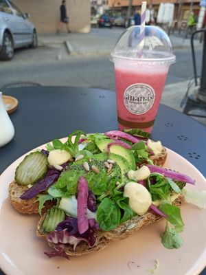 Avocado/hummus toast with papaya smoothie 🤩 #Veganuary at Ananás Brunch in Sevilla