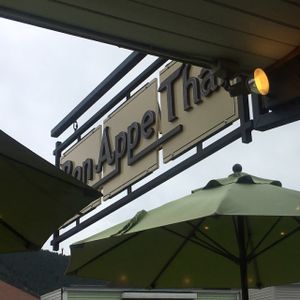 entrance sign at Bon Appe Thai in Jackson