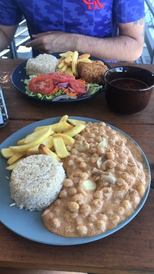 Strogonoff de grão de bico. Ao fundo tofu empanado.   at Refúgio Veg in Rio De Janeiro