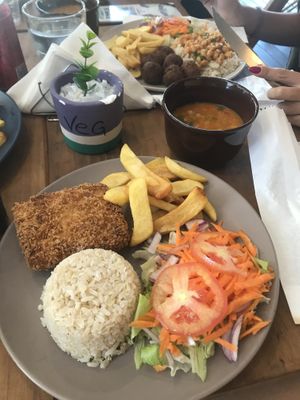 Tofu empanado. Ao fundo almôndegas de soja. Os pratos acompanham arroz, batata frita, salada e o melhor feijao do brasil   at Refúgio Veg in Rio De Janeiro